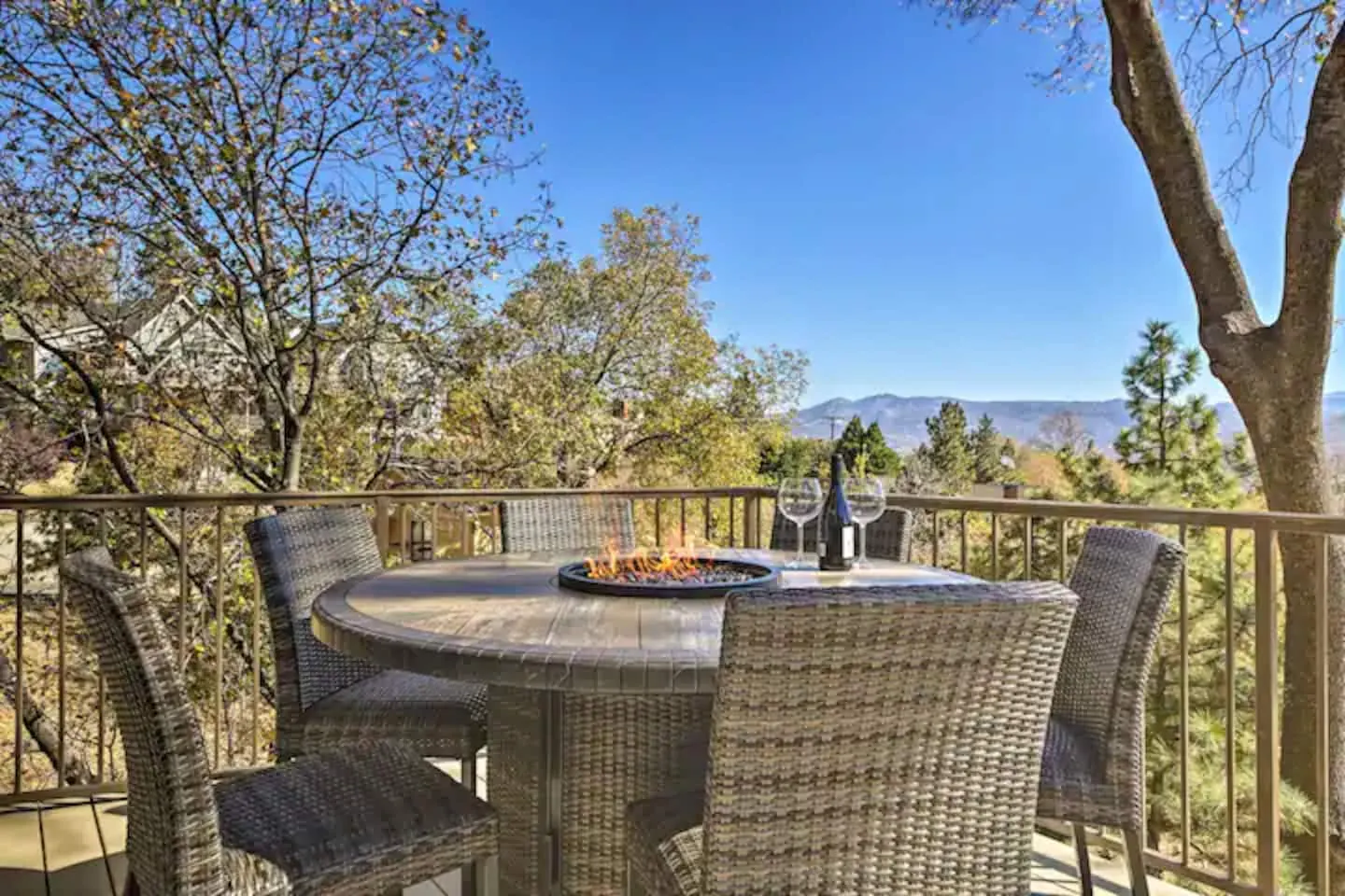 Outdoor dining on the deck