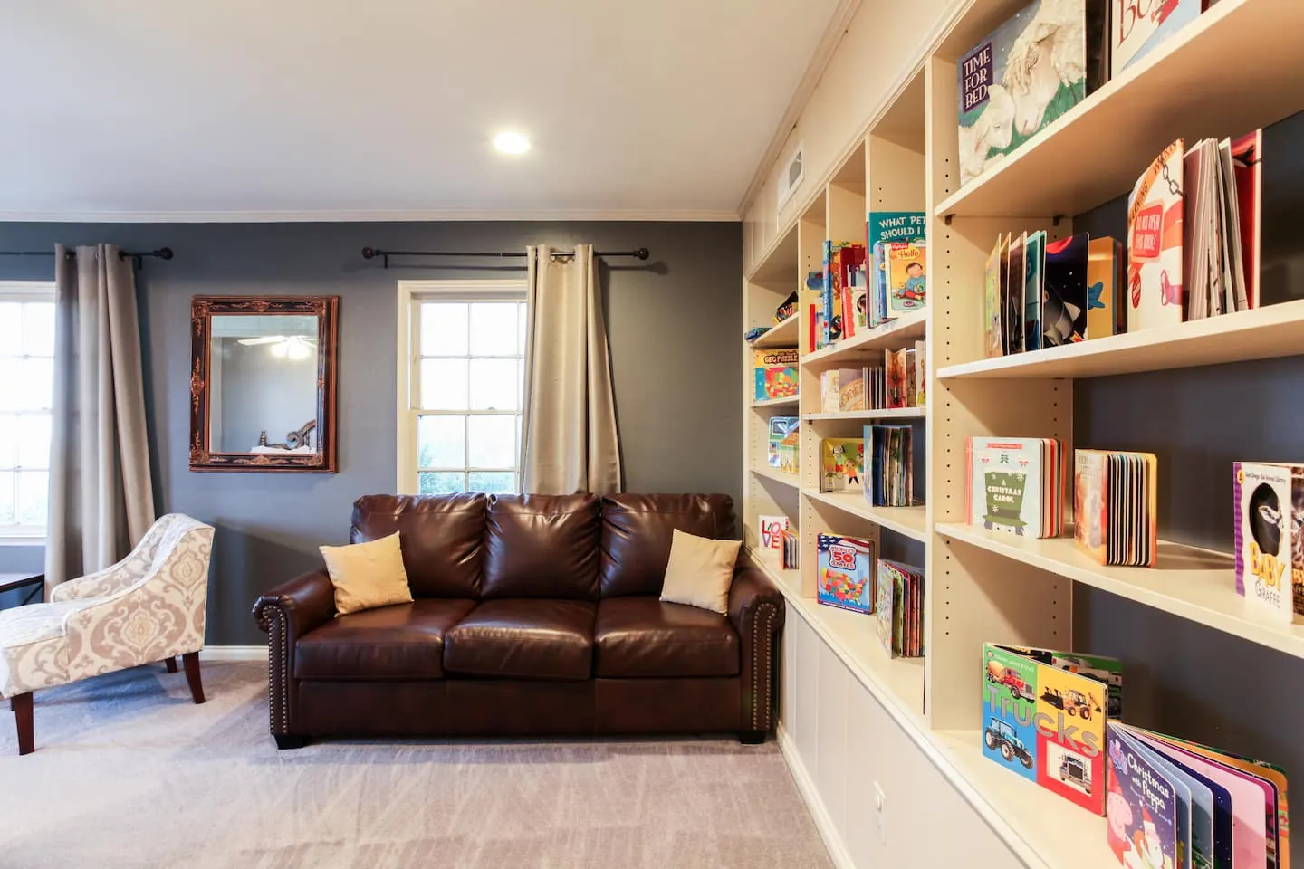 Reading room with a pull-out queen bed